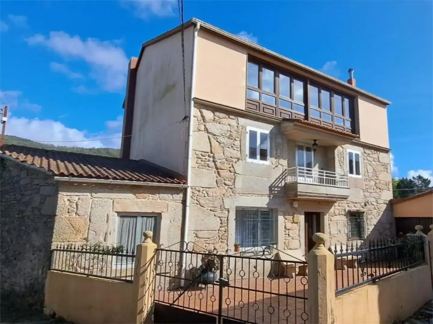 Vista exterior de Casa o xalet en venda en Laxe amb Jardí privat, Traster i Moblat