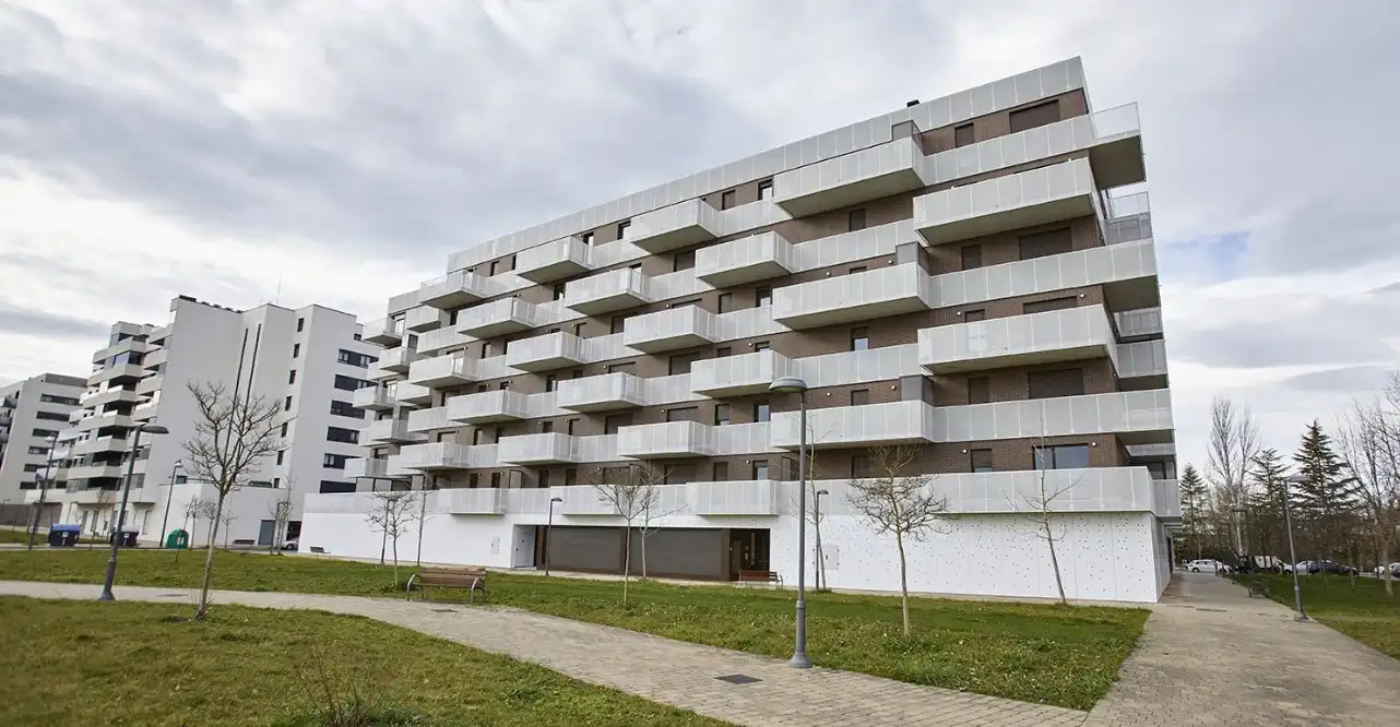 Vista exterior de Piso en venta en Adurtza