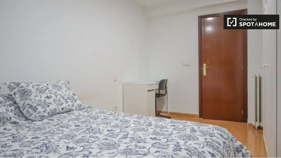 Dormitori de Pis de lloguer en Madrid amb Aire condicionat, Calefacció i Moblat