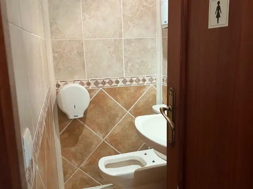 Badezimmer von Geschaftsraum zur Miete in Torrevieja mit Klimaanlage und Terrasse