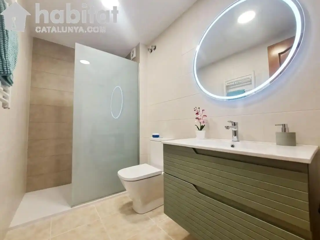 Baño de Casa adosada en venta en Martorell con Aire acondicionado, Calefacción y Jardín privado