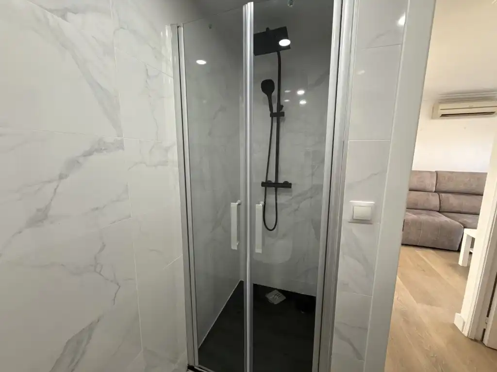 Bathroom of Flat for rent in Sevilla  with Air Conditioner
