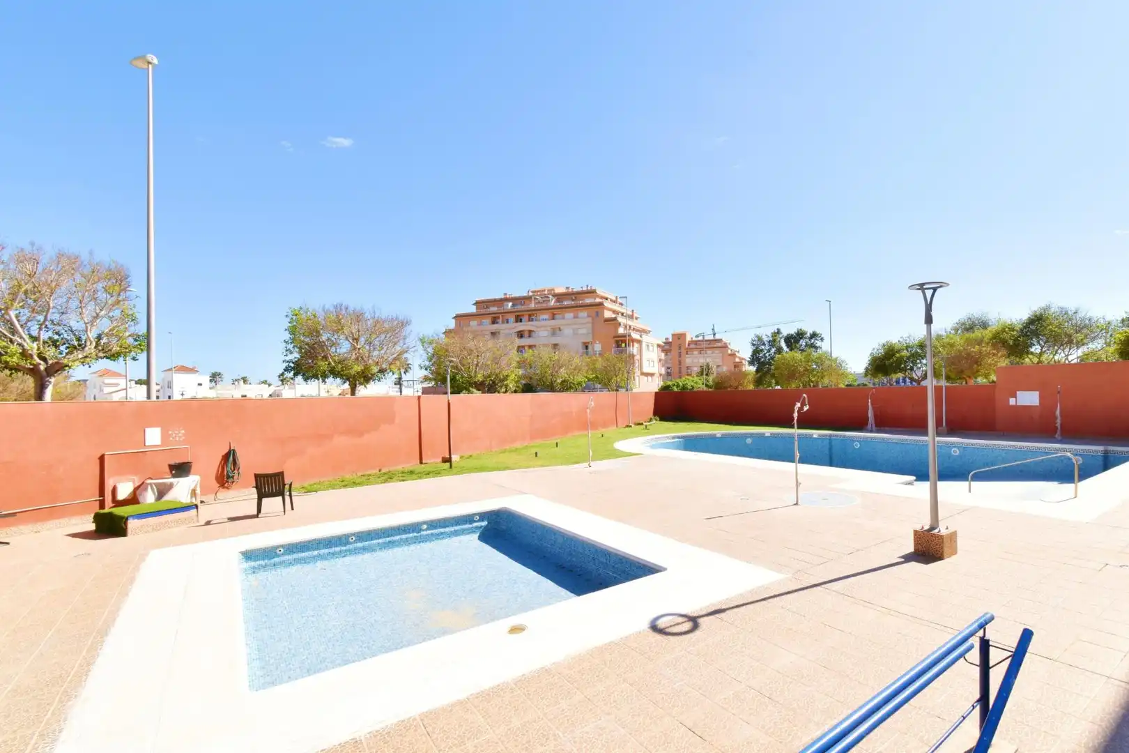 Schwimmbecken von Wohnung zum Verkauf in Roquetas de Mar mit Klimaanlage, Terrasse und Gemeinschaftspool
