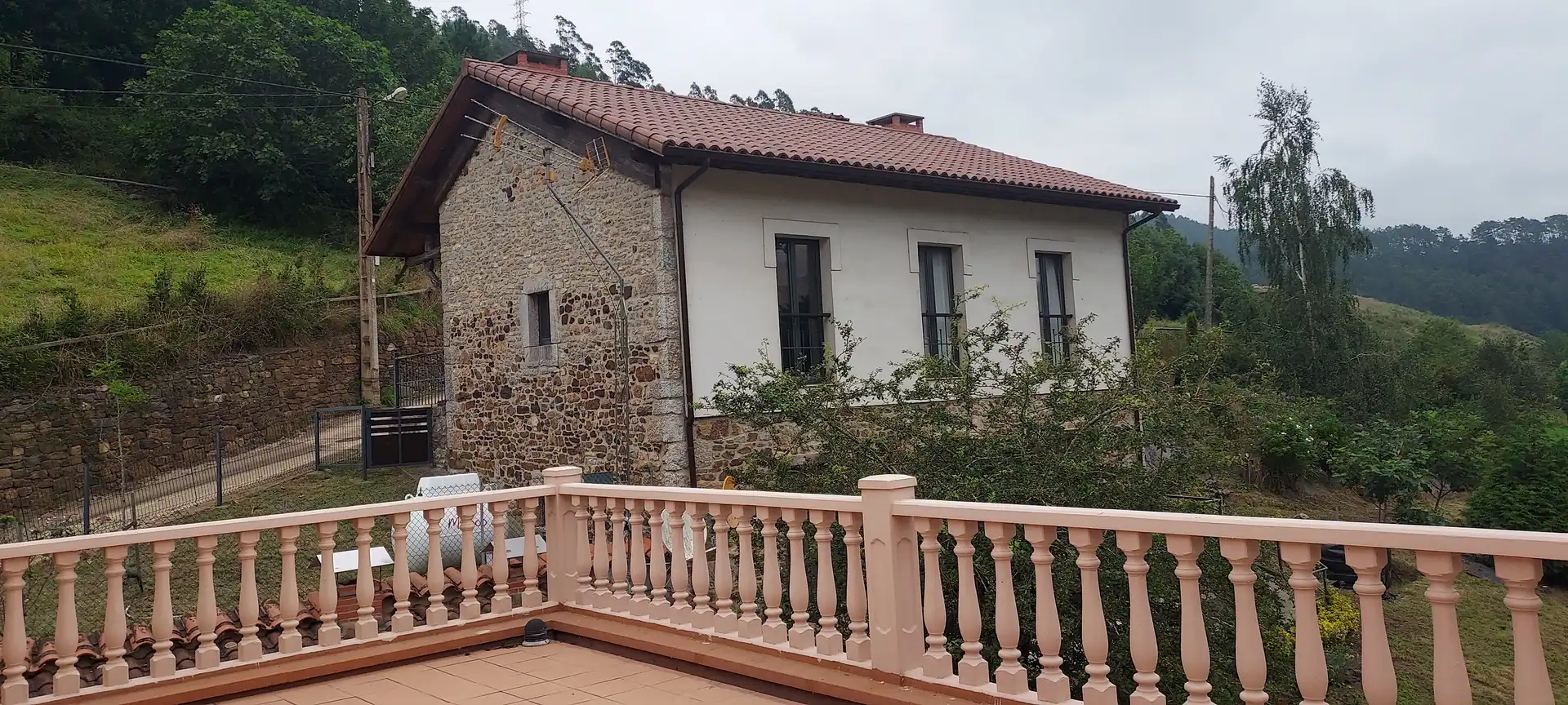 Vista exterior de Finca rústica en venda en Salas amb Calefacció, Jardí privat i Parquet