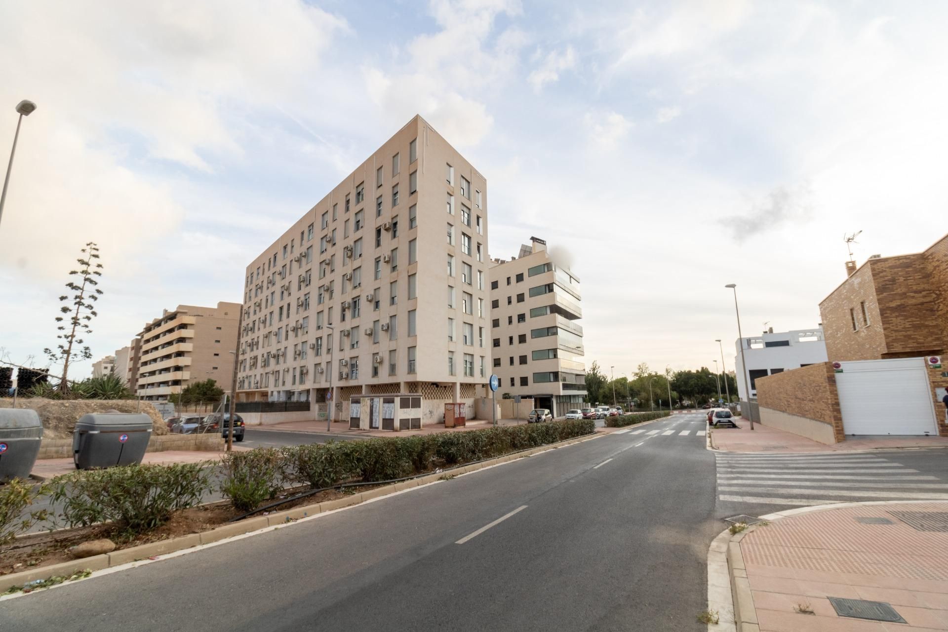 Vista exterior de Pis en venda en  Almería Capital amb Aire condicionat i Traster