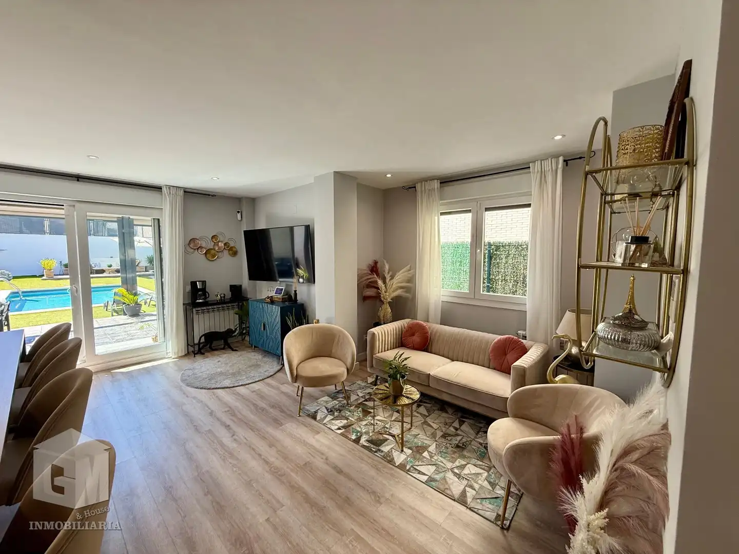Wohnzimmer von Einfamilien-Reihenhaus zum Verkauf in Arroyomolinos (Madrid) mit Klimaanlage, Heizung und Privatgarten