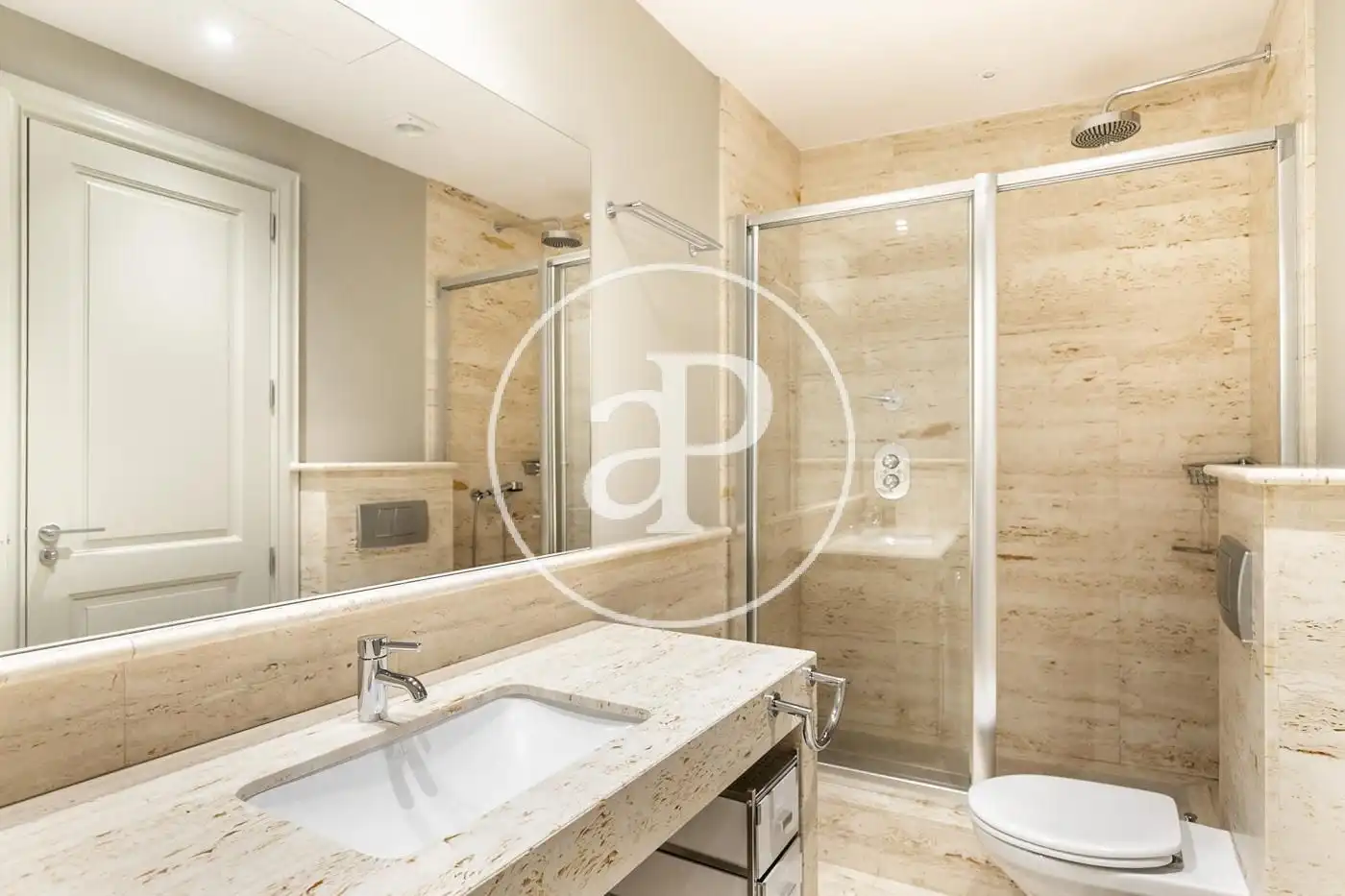 Badezimmer von Wohnung zum Verkauf in Barcelona mit Klimaanlage, Heizung und Balkon