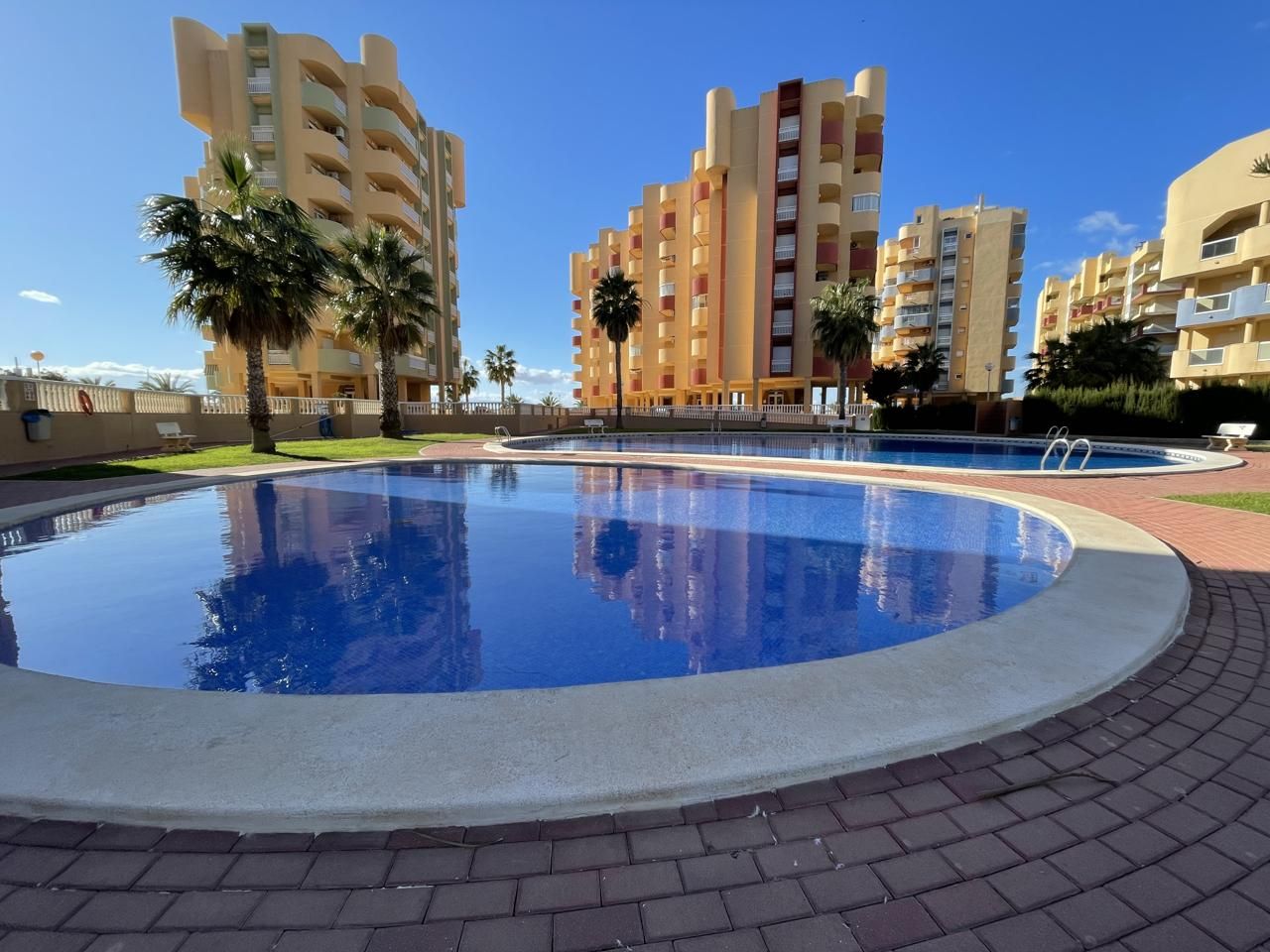 Piscina de Apartament en venda en La Manga del Mar Menor amb Aire condicionat, Calefacció i Terrassa