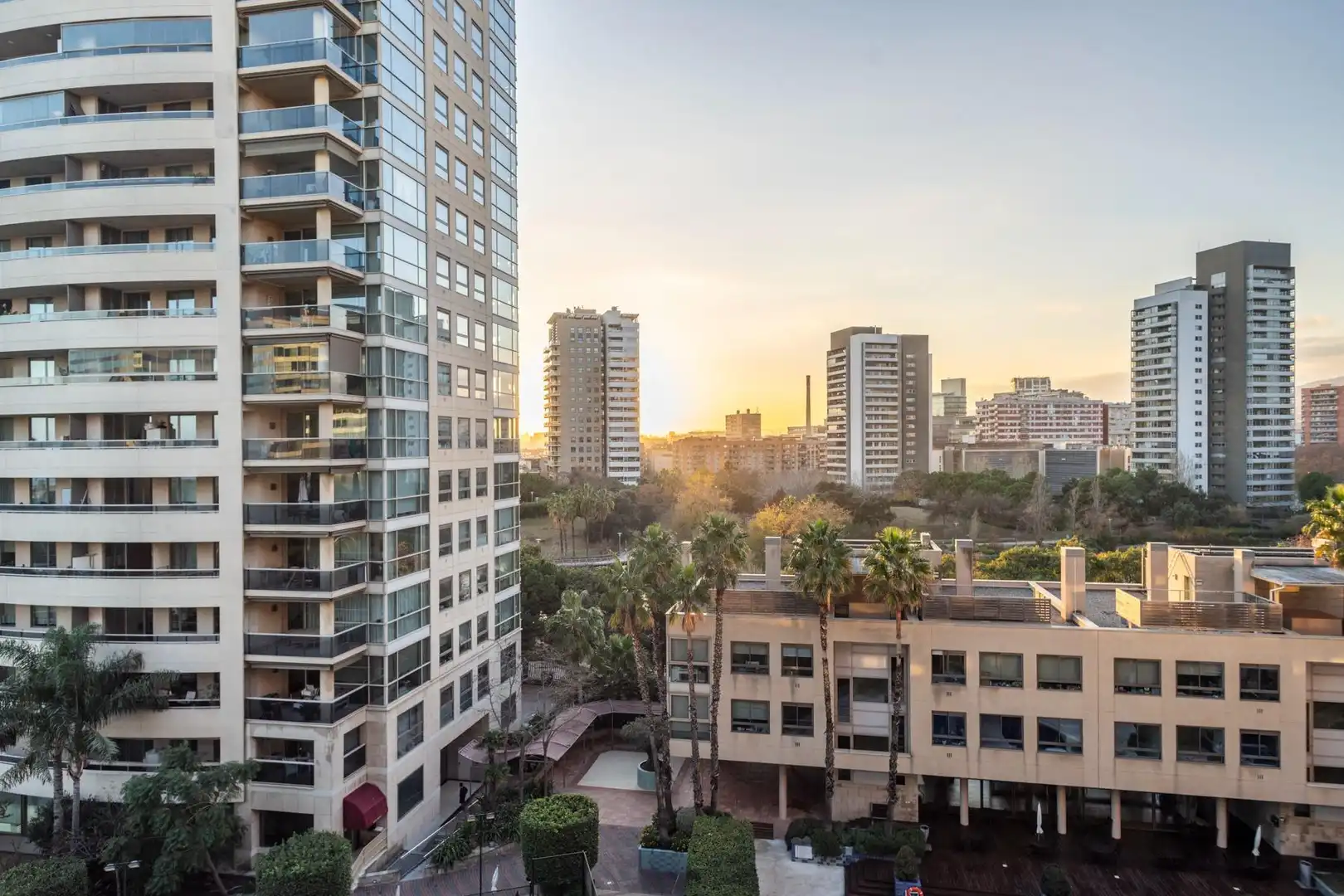 Außenansicht von Wohnung zum Verkauf in Barcelona mit Klimaanlage, Heizung und Terrasse