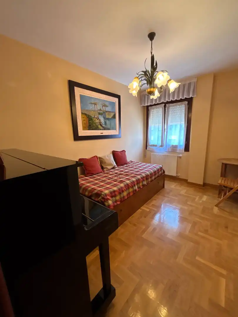 Habitación de Piso de alquiler en Oviedo  con Calefacción, Parquet y Amueblado