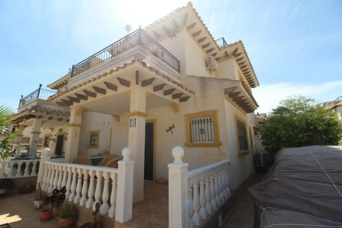 Vista exterior de Casa adosada en venda en Orihuela amb Jardí privat, Terrassa i Moblat