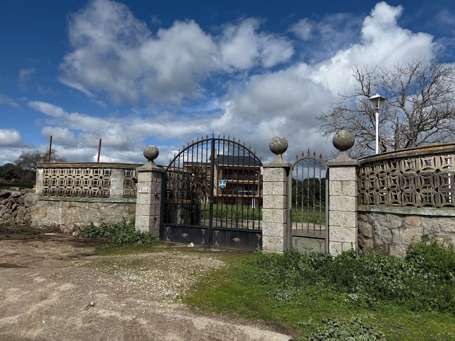 Vista exterior de Casa o xalet en venda en Colmenar del Arroyo amb Calefacció, Jardí privat i Terrassa