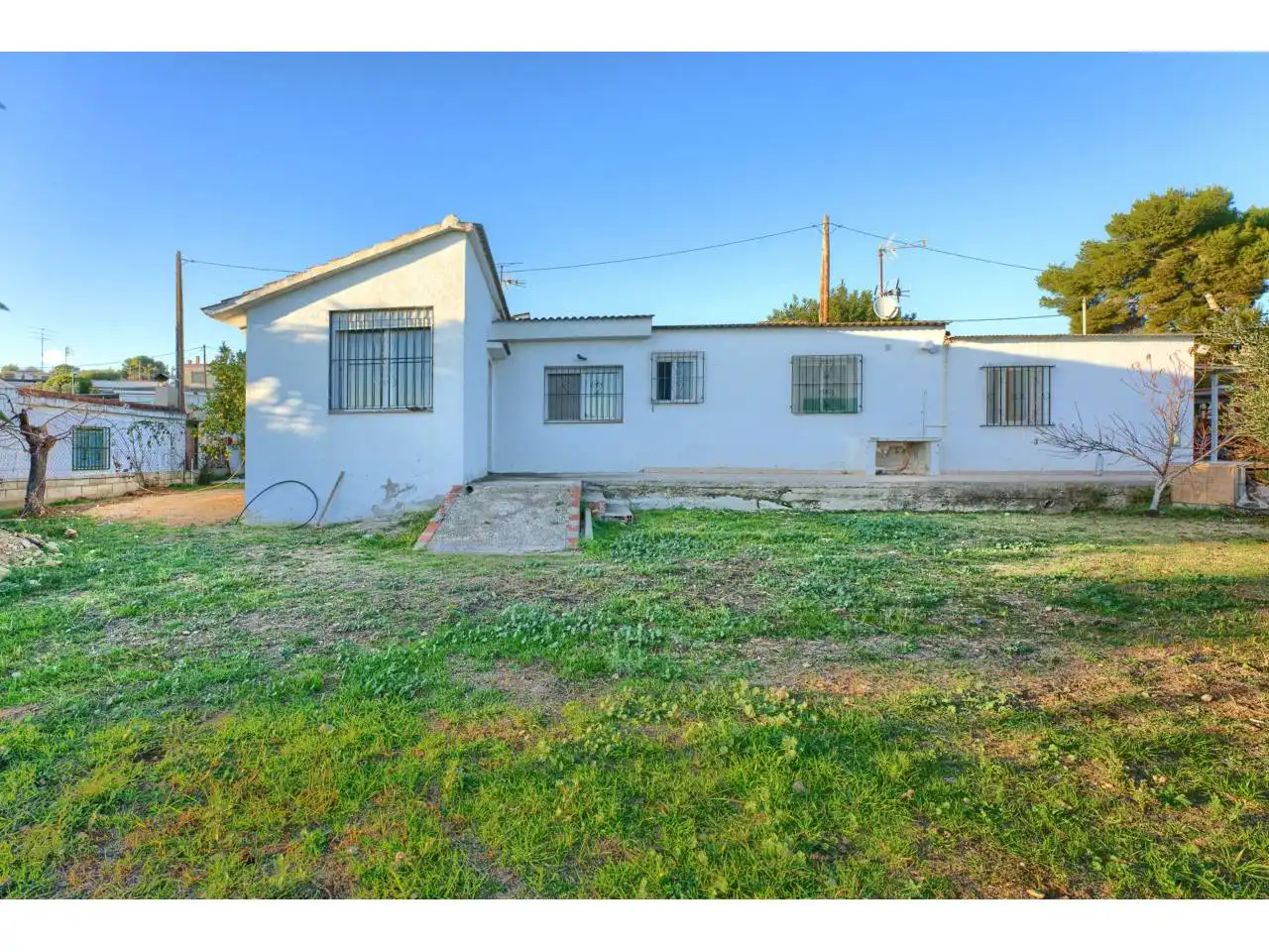 Vista exterior de Casa o xalet en venda en Vilanova i la Geltrú amb Aire condicionat i Jardí privat