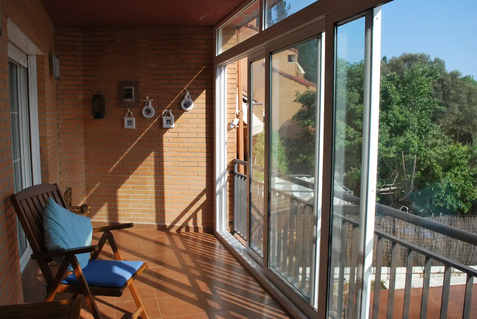 Terrasse von Einfamilien-Reihenhaus zum Verkauf in Valdemorillo mit Privatgarten, Terrasse und Abstellraum