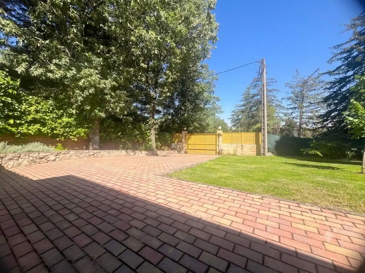 Vista exterior de Casa o chalet en venta en El Espinar con Calefacción y Terraza