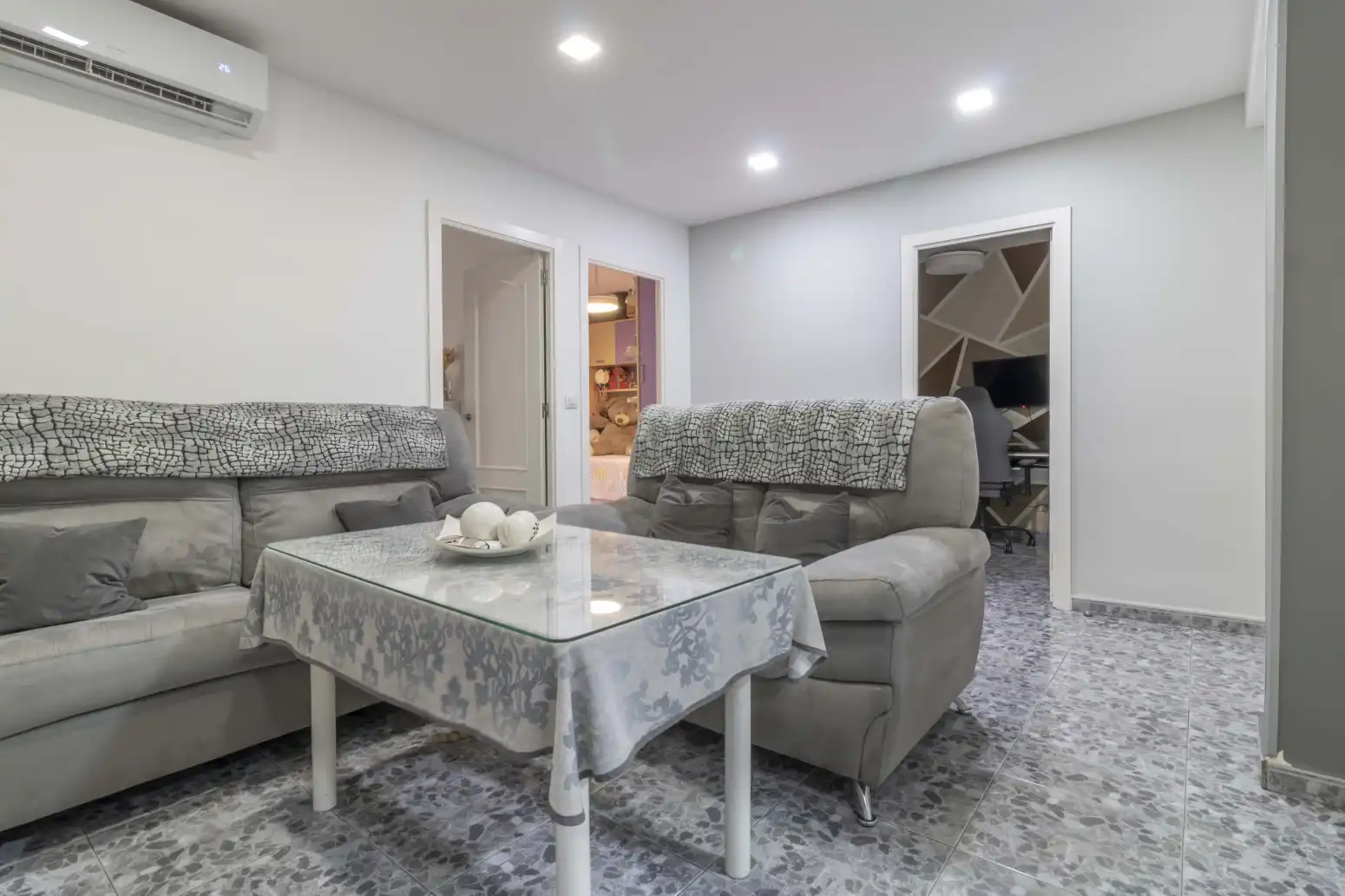 Living room of Flat for sale in Sevilla  with Air Conditioner, Storage room and Balcony