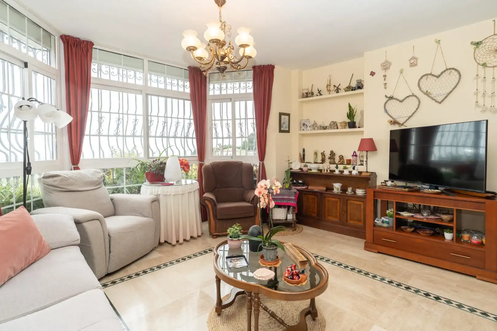 Sala d'estar de Casa o xalet en venda en Motril amb Aire condicionat, Jardí privat i Terrassa