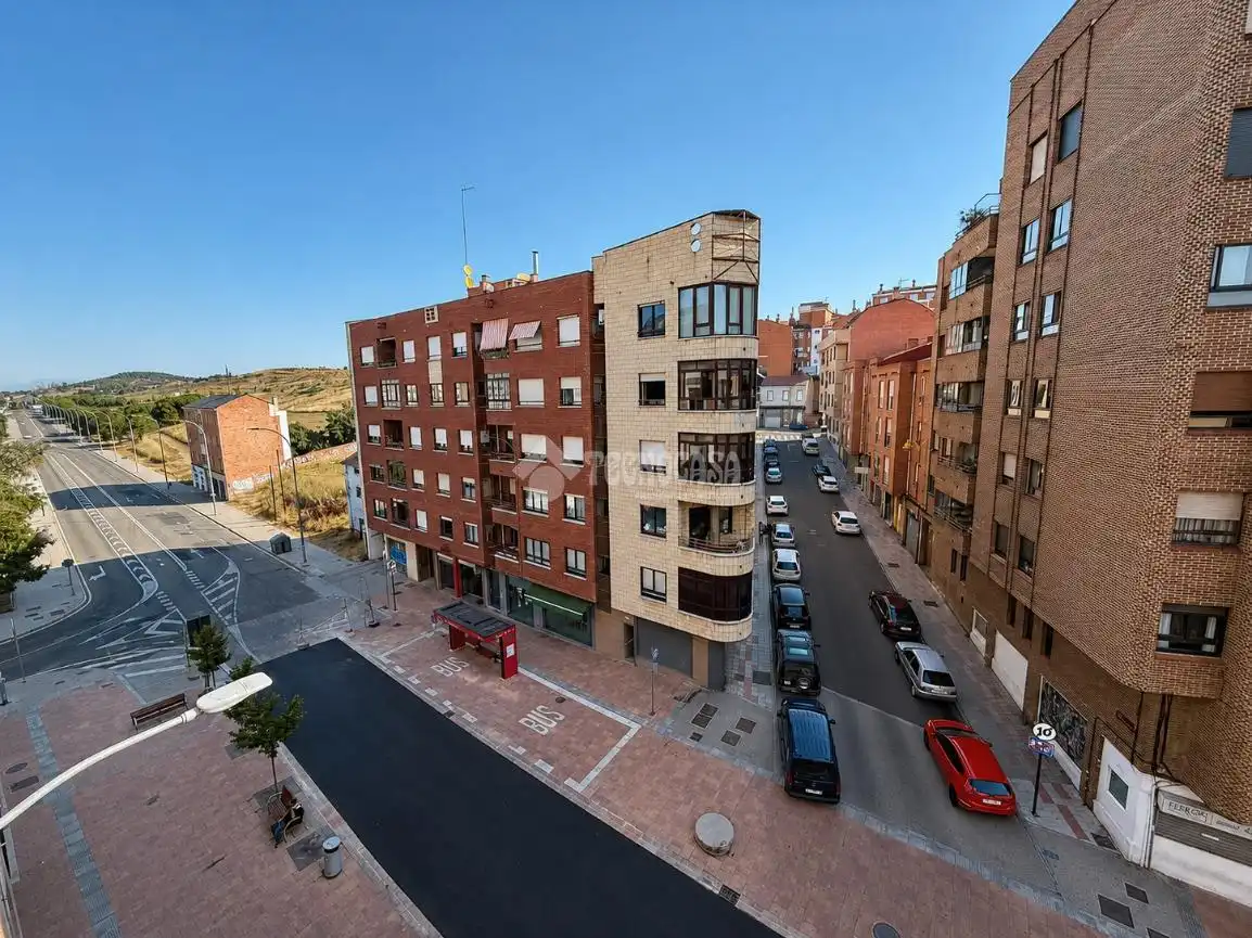 Vista exterior de Pis en venda en León Capital  amb Calefacció, Parquet i Terrassa