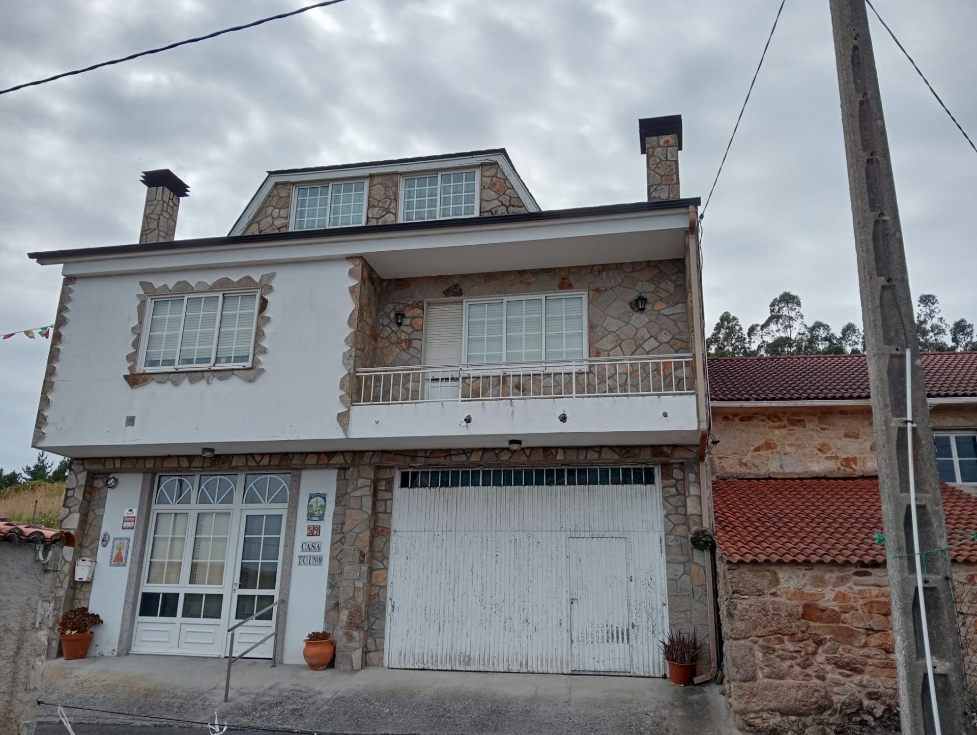 Vista exterior de Casa o xalet en venda en Camariñas amb Calefacció, Jardí privat i Terrassa