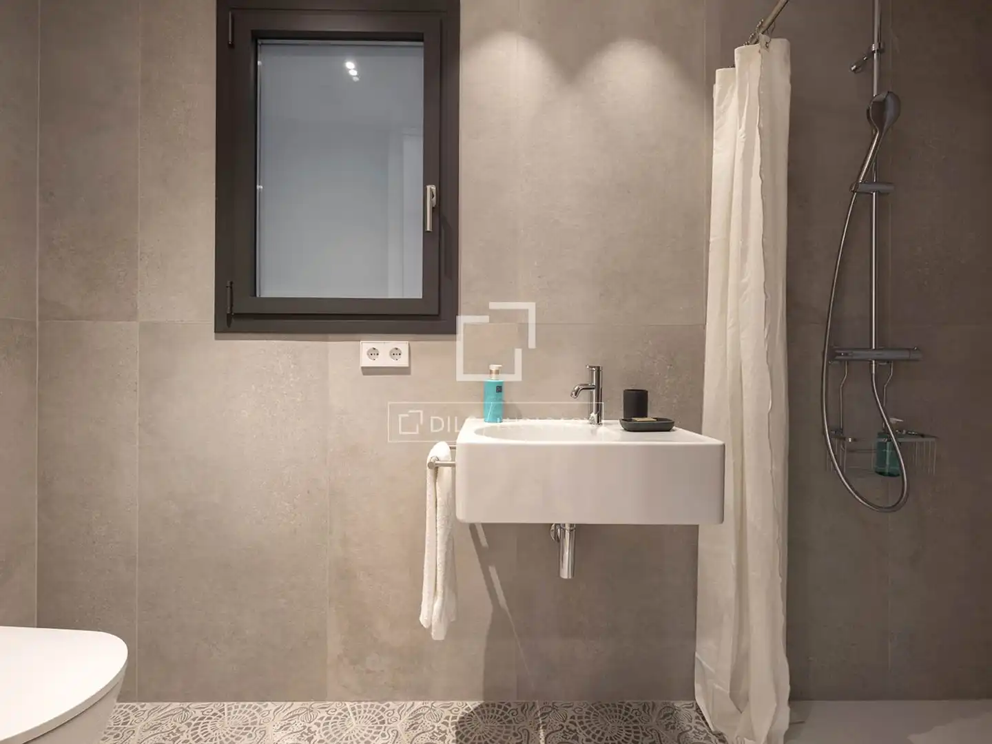 Bathroom of Flat for rent in Barcelona  with Air Conditioner, Heating and Parquet flooring