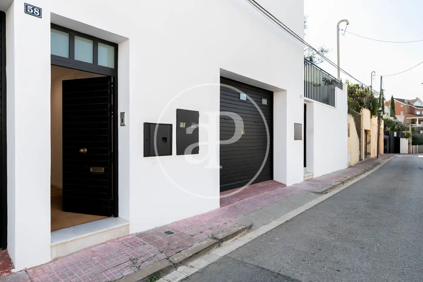Vista exterior de Casa o xalet en venda en Esplugues de Llobregat amb Calefacció, Jardí privat i Terrassa