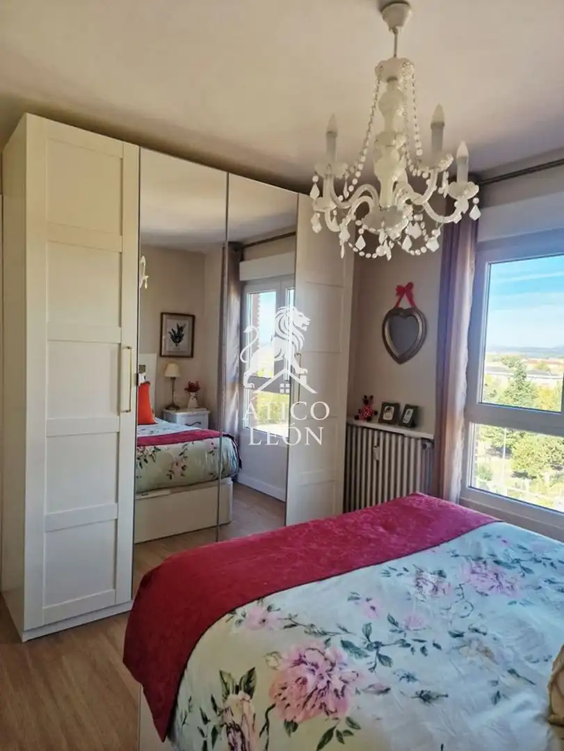 Dormitori de Àtic en venda en León Capital  amb Calefacció, Parquet i Terrassa