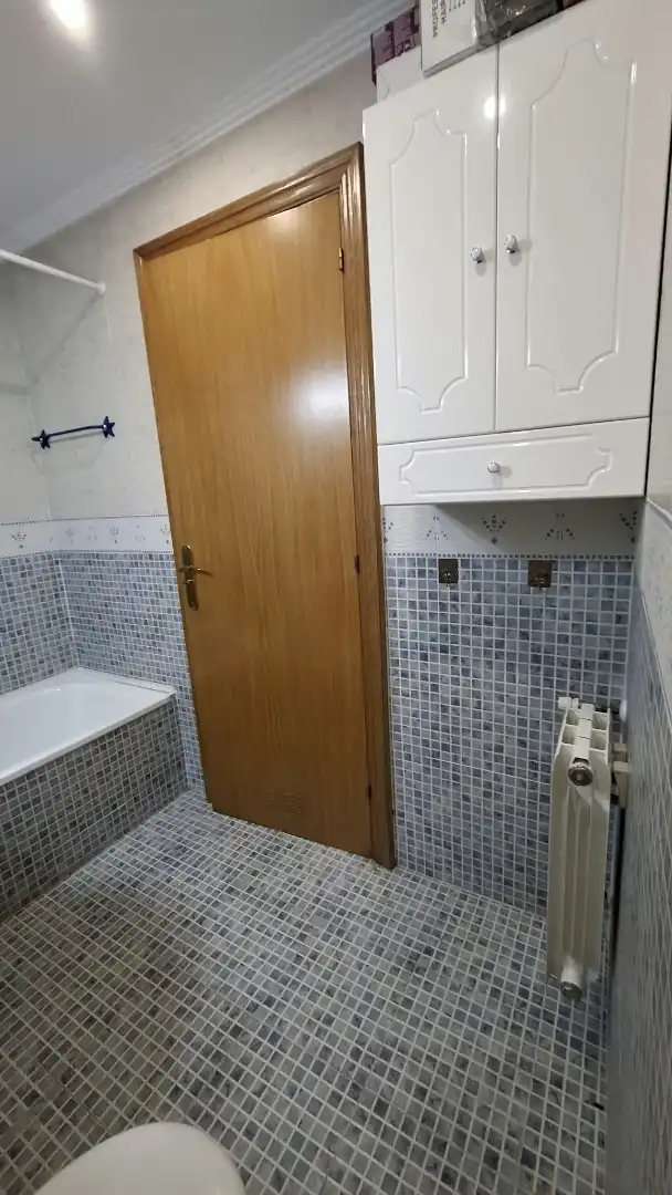 Badezimmer von Maisonette zum Verkauf in Sur