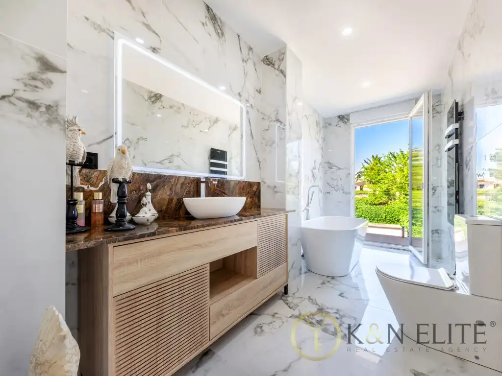 Bathroom of Houses for sale in Petrer  with Private garden, Terrace and Swimming Pool