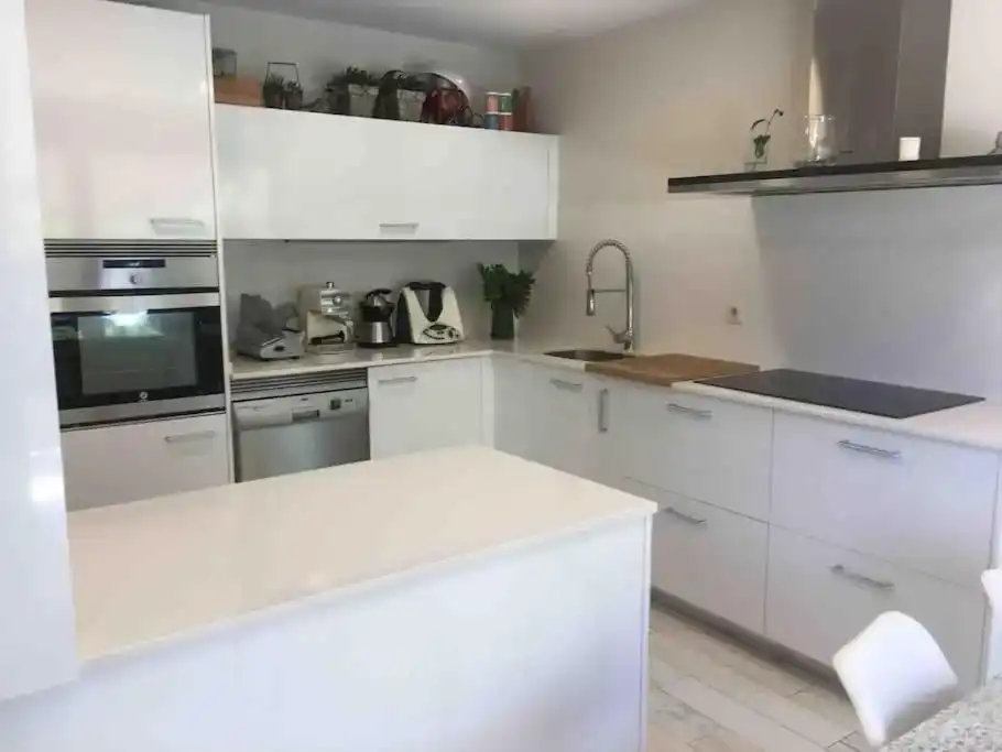 Cuina de Casa o xalet de lloguer en Vigo  amb Piscina i Balcó