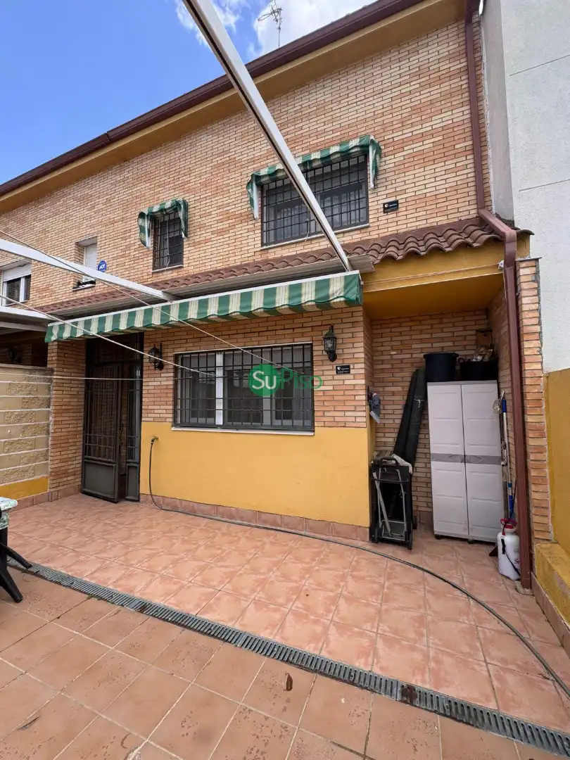 Vista exterior de Casa adosada en venda en Illescas amb Calefacció, Jardí privat i Piscina
