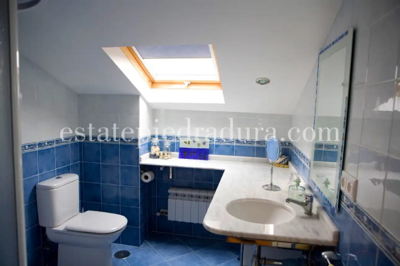 Baño de Casa o chalet en venta en Pontevedra Capital  con Calefacción, Jardín privado y Terraza