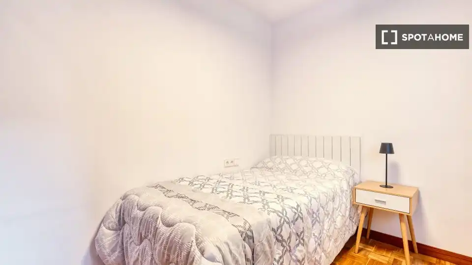 Bedroom of Flat for share in Madrid  with Air Conditioner, Terrace and Furnished