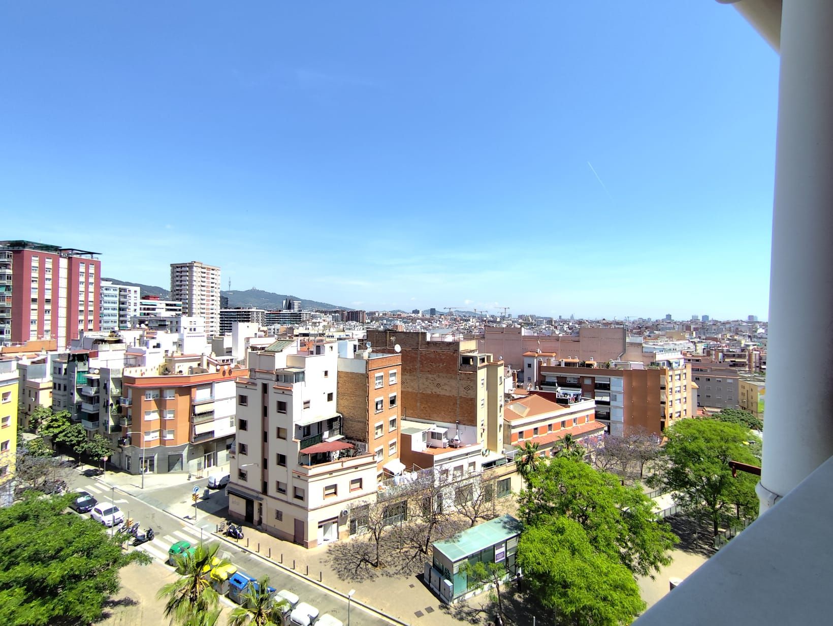 Vista exterior de Àtic en venda en L'Hospitalet de Llobregat amb Calefacció
