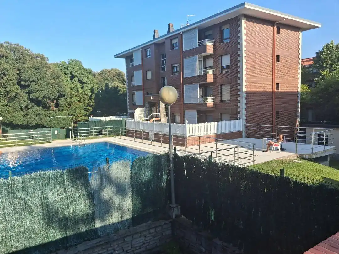 Piscina de Piso en venta en Sopela con Calefacción, Terraza y Trastero
