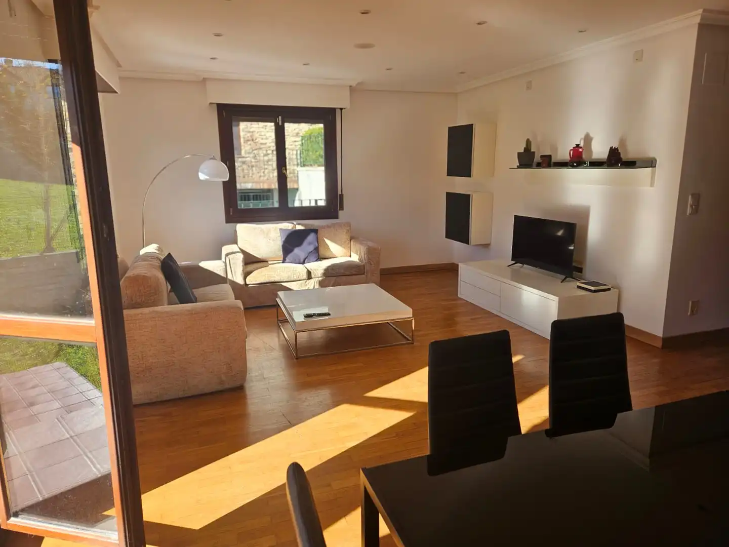 Wohnzimmer von Einfamilien-Reihenhaus zum Verkauf in Aia mit Heizung, Privatgarten und Terrasse