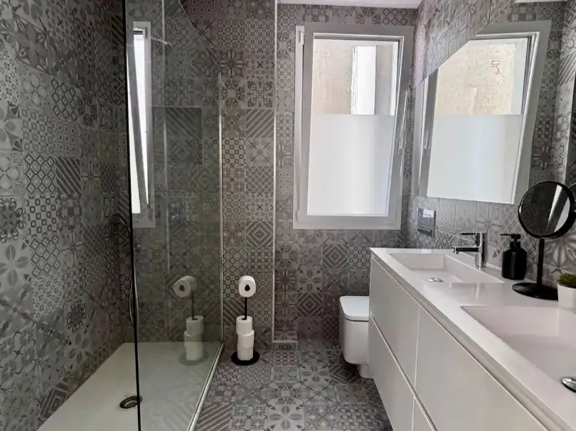 Badezimmer von Dachboden zum Verkauf in  Madrid Capital mit Klimaanlage, Terrasse und Balkon