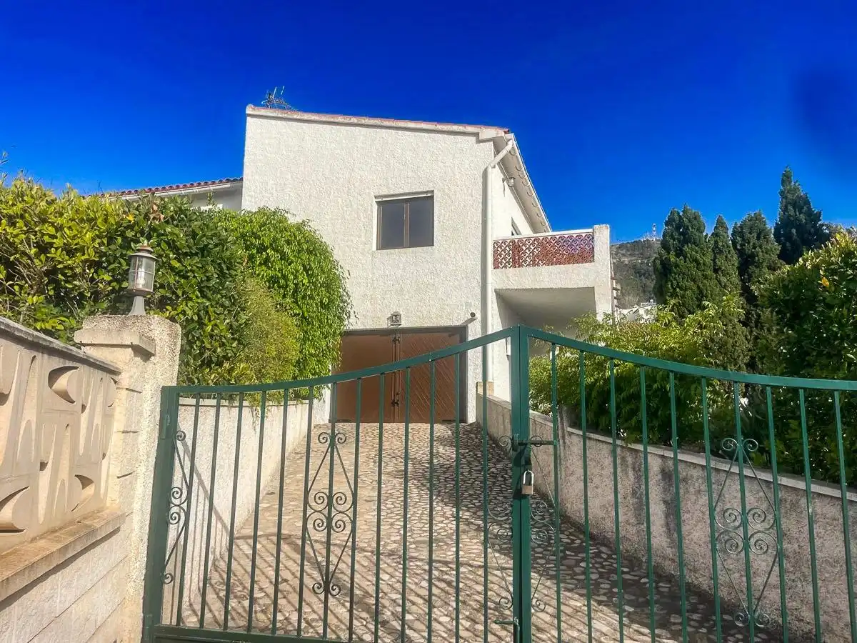 Vista exterior de Casa o xalet en venda en L'Alfàs del Pi amb Terrassa i Piscina