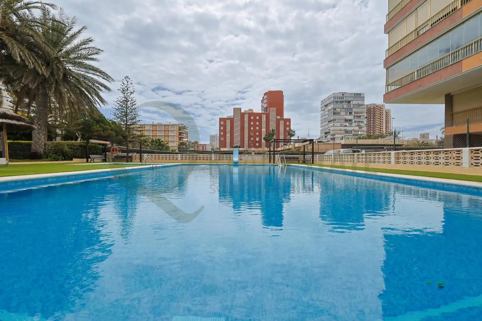 Schwimmbecken von Wohnung zum Verkauf in Alicante / Alacant mit Klimaanlage, Heizung und Privatgarten