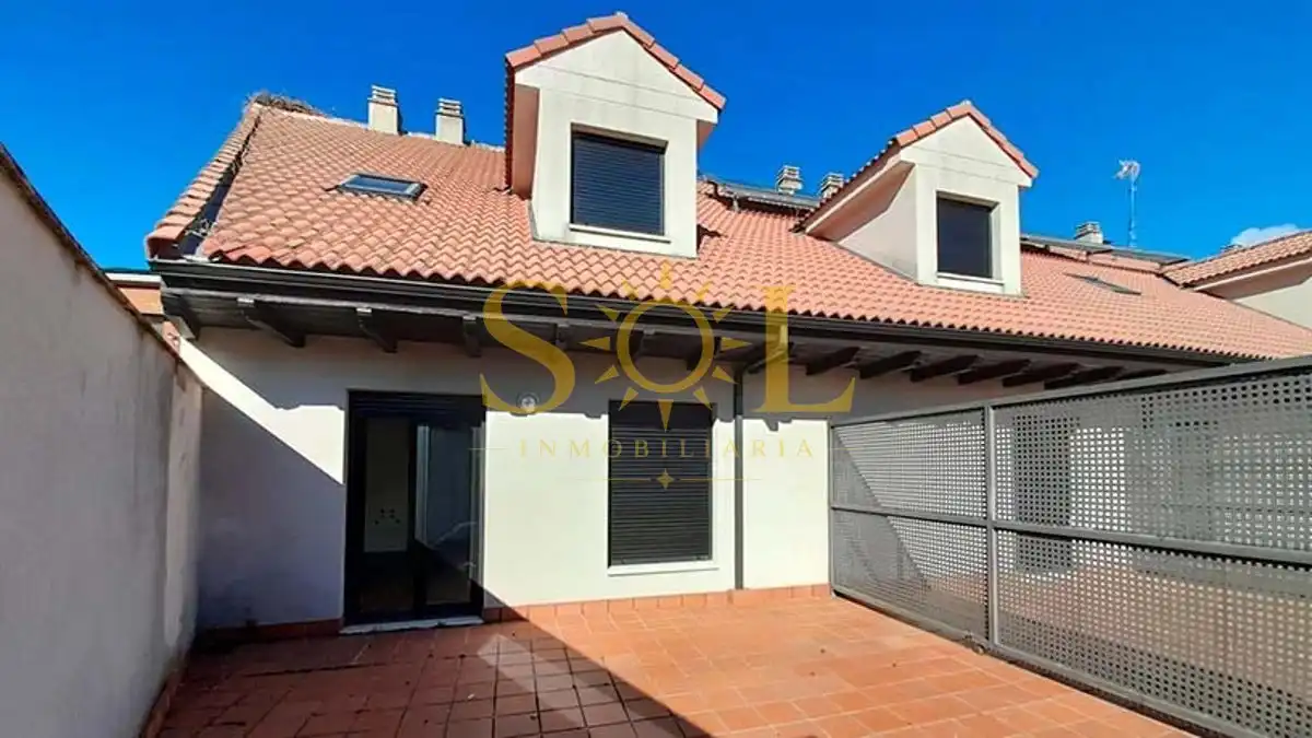 Vista exterior de Dúplex en venta en Puebla de Lillo con Calefacción, Parquet y Terraza