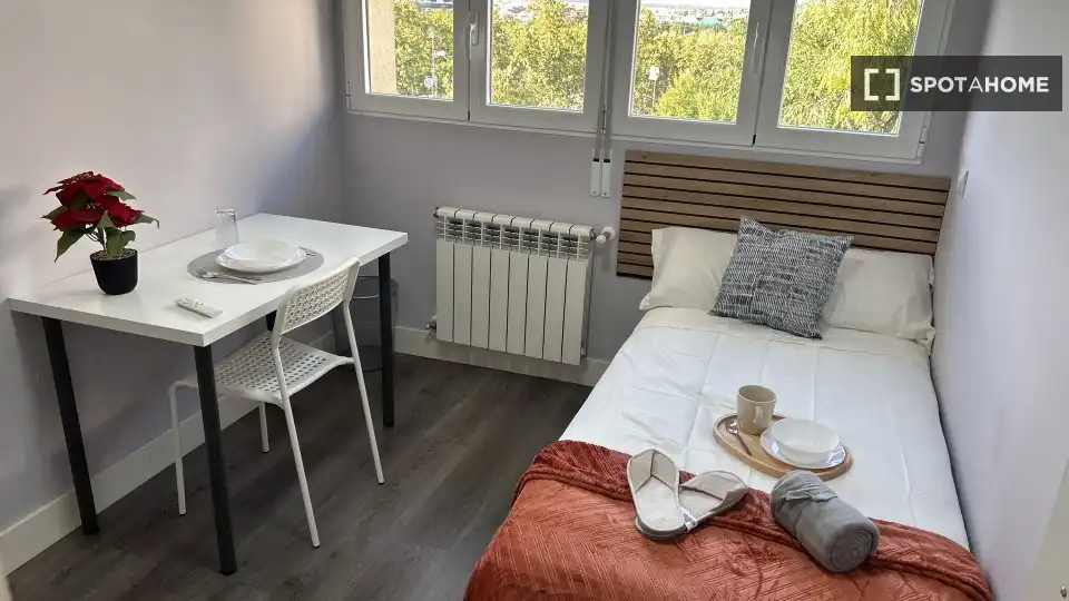 Habitación en Tres Olivos - Valverde