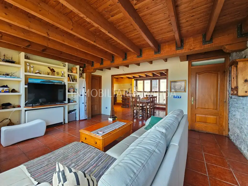 Sala d'estar de Casa adosada en venda en Colunga amb Calefacció, Parquet i Terrassa