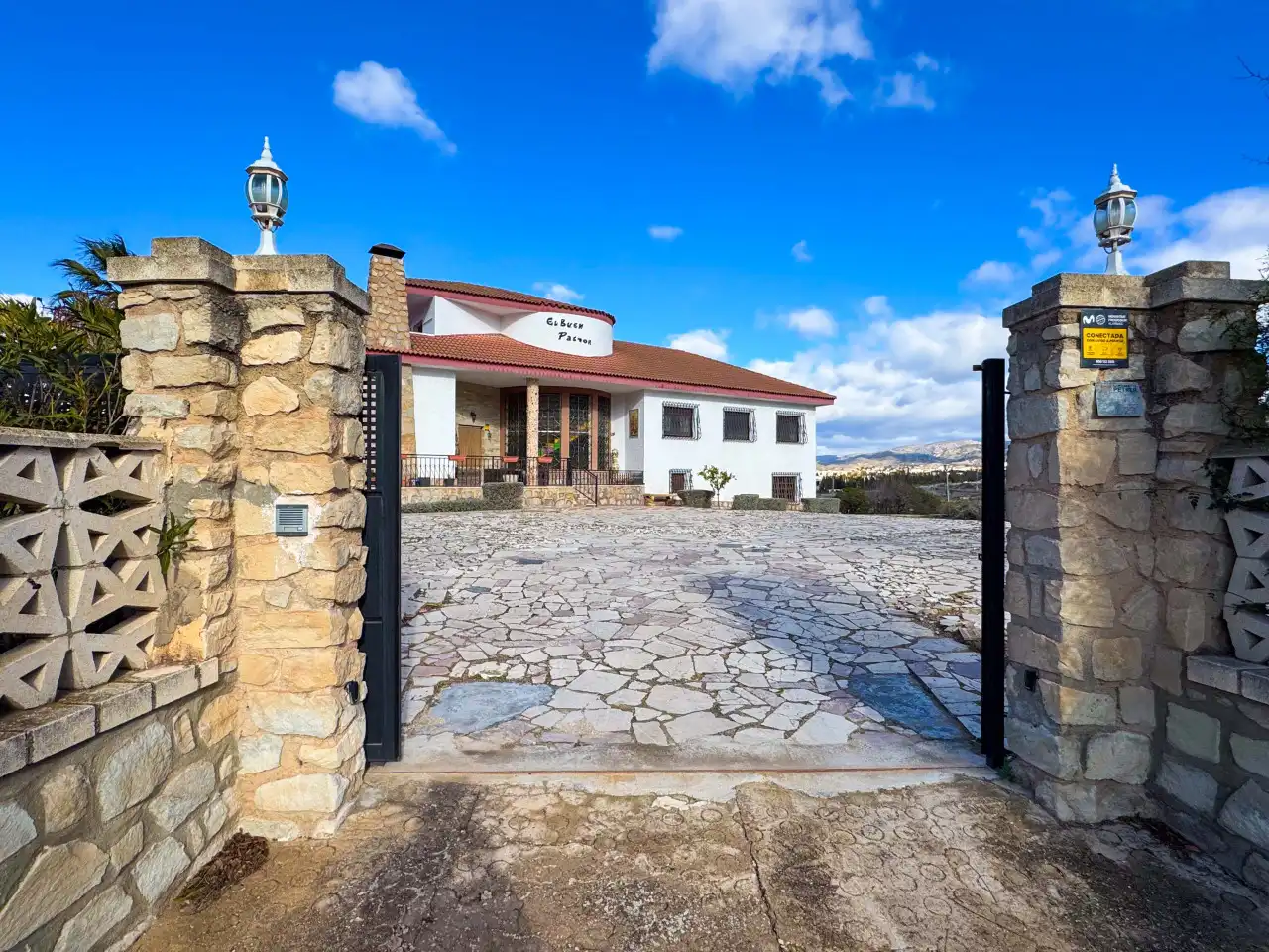 Vista exterior de Finca rústica en venda en Petrer amb Aire condicionat, Calefacció i Jardí privat