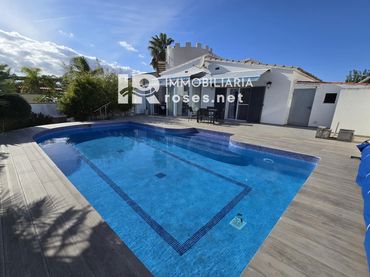 Xalet amb piscina en venda a Cap Ras