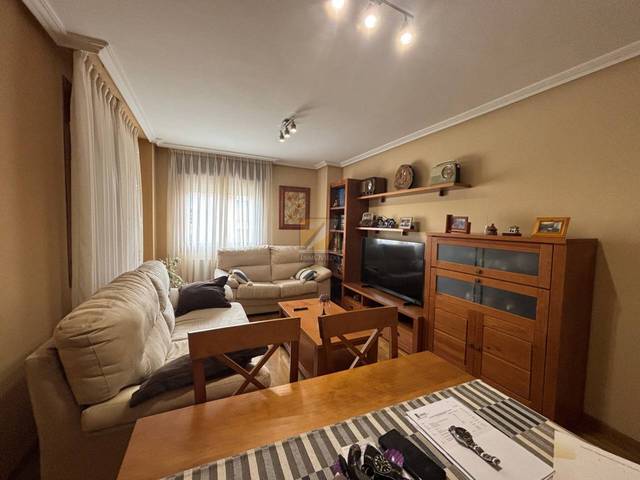 Piso en Venta en Calle Tineo en Las Campas