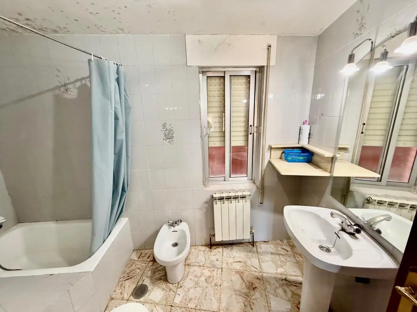 Bathroom of Buildings for sale in Villaquejida