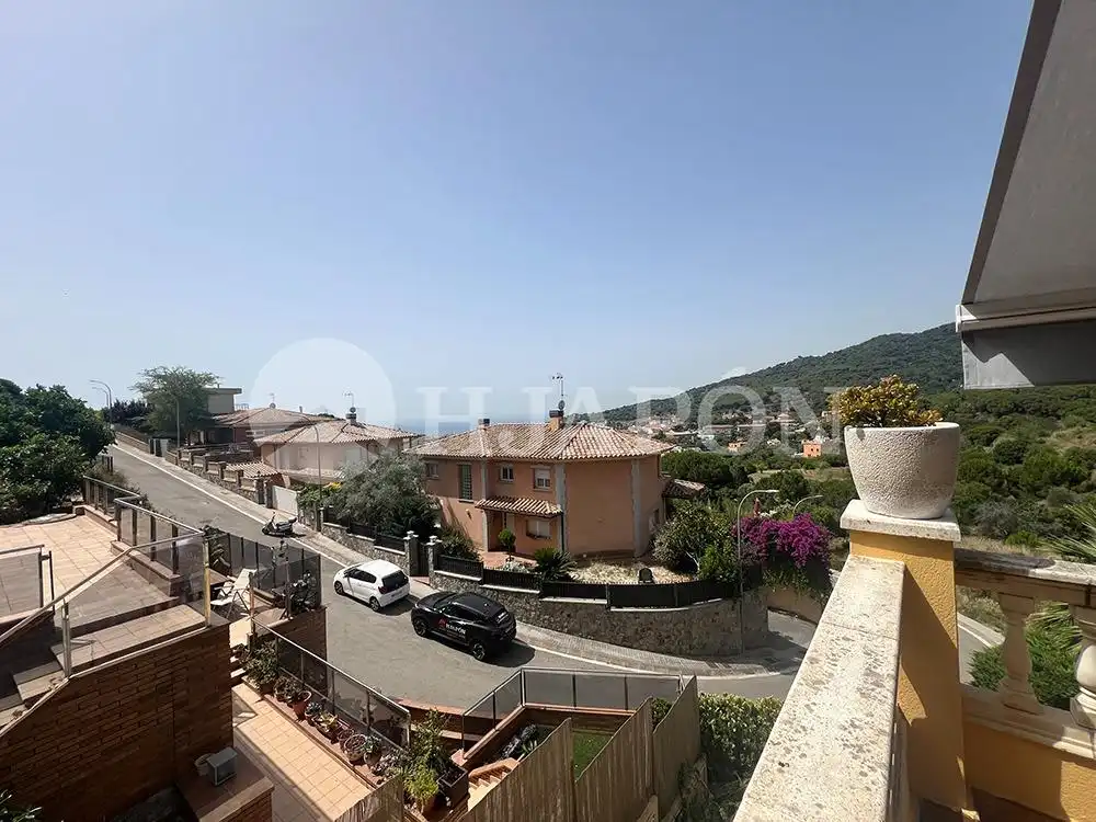 Vista exterior de Casa o xalet en venda en Vilassar de Dalt amb Aire condicionat, Calefacció i Jardí privat