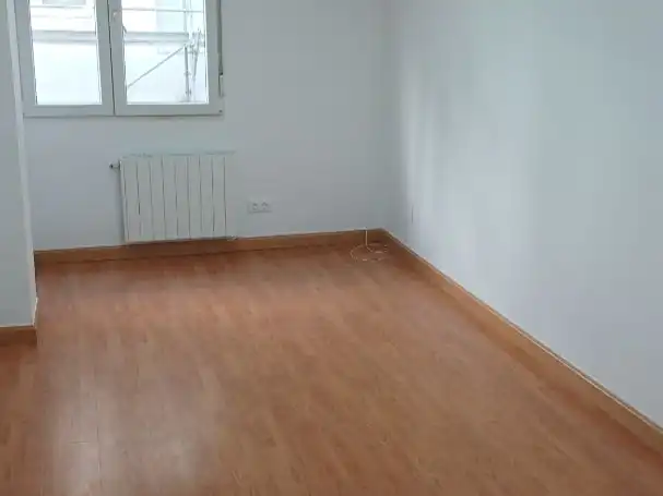 Schlafzimmer von Büro zur Miete in Burgos mit Heizung, Internet und Alarm