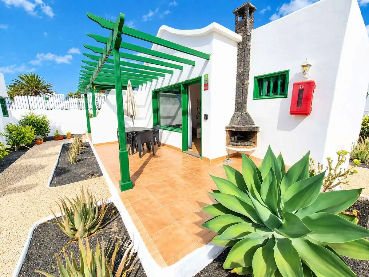 Vista exterior de Casa o xalet en venda en Tías amb Moblat, Alarma i Piscina comunitària
