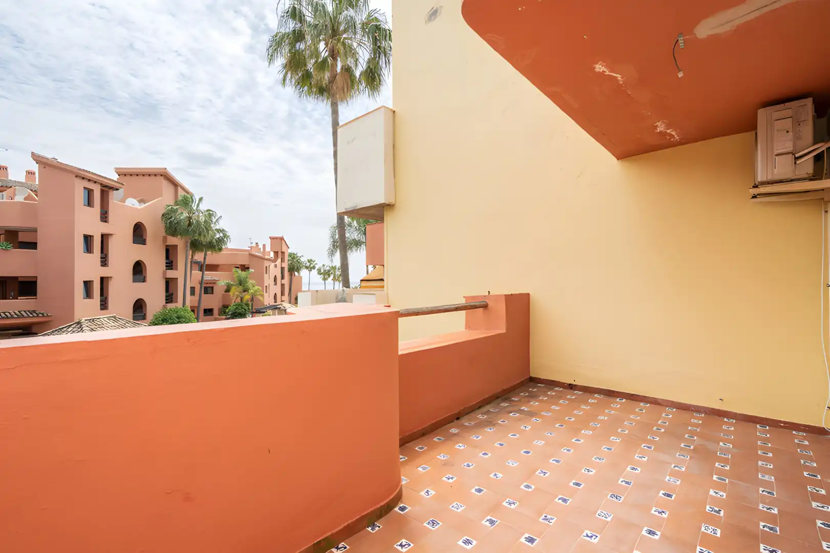 Terrasse von Einfamilien-Reihenhaus zum Verkauf in Estepona mit Klimaanlage, Privatgarten und Terrasse