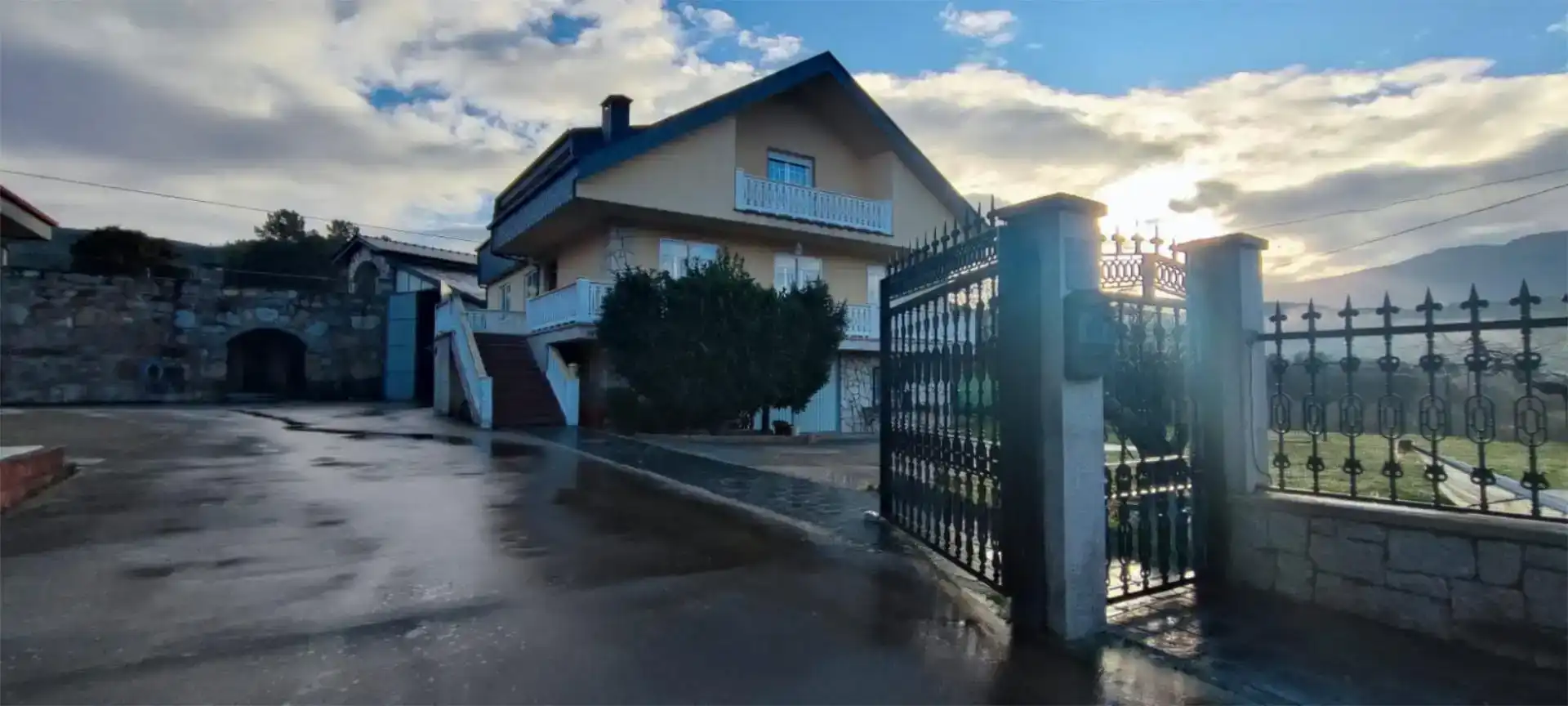 Vista exterior de Casa o chalet en venta en Puente de Domingo Flórez con Jardín privado, Parquet y Piscina